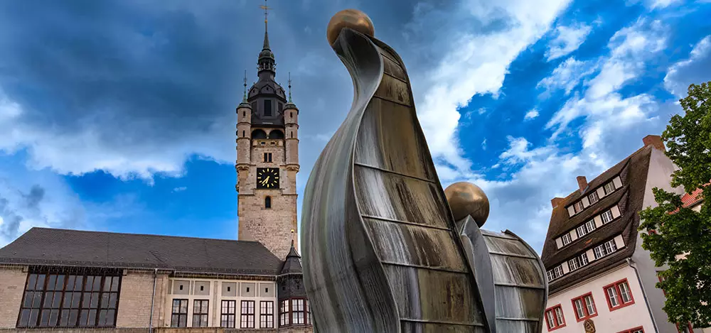 Marktplatz Dessau mit Handwerkerbrunnen und Rathaus